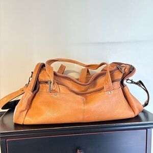 Leather duffle/travel bag. Carry-on. Overnight. Zip closure. Lined.